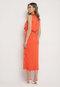 Born2be - Pomarańczowa Taliowana Sukienka Ozdobiona Marszczeniem Rindessa. Okazja: na spotkanie biznesowe, do pracy. Kolor: pomarańczowy. Wzór: aplikacja. Styl: klasyczny, biznesowy #6