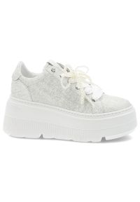 CheBello - Srebrne Sneakersy Chebello Stylowe Obuwie Damskie Na Platformie. Okazja: na co dzień. Kolor: srebrny. Materiał: materiał. Szerokość cholewki: normalna. Wzór: aplikacja. Obcas: na platformie. Styl: elegancki