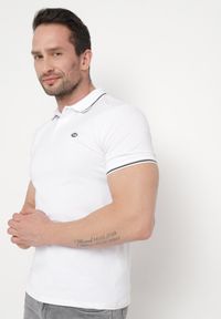 Born2be - Biała Bawełniana Koszulka Polo z Krótkim Rękawem i Kołnierzykiem Ozdobiona Paskami Vinneli. Okazja: na spotkanie biznesowe. Typ kołnierza: polo. Kolor: biały. Materiał: bawełna. Długość rękawa: krótki rękaw. Długość: krótkie. Wzór: aplikacja. Styl: klasyczny, biznesowy, sportowy, elegancki #6