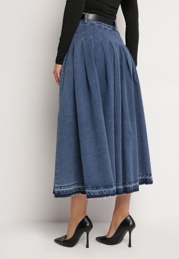 Born2be - Granatowa Spódnica Jeansowa Rozkloszowana z Paskiem z Ekoskóry Nalier. Okazja: na co dzień. Kolor: niebieski. Materiał: jeans. Styl: elegancki, casual