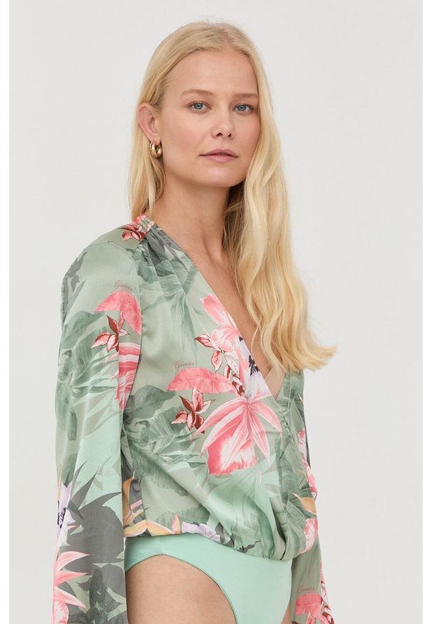 Guess body damska kolor zielony w kwiaty. Kolor: zielony. Materiał: włókno, tkanina. Długość rękawa: długi rękaw. Długość: krótkie. Wzór: kwiaty