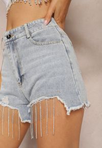 Renee - Jasnoniebieskie Jeansowe Szorty z Bawełny High Waist Wykończone Cyrkoniami i Przetarciami Tiamelba. Okazja: na co dzień, na imprezę. Stan: podwyższony. Kolor: niebieski. Materiał: bawełna, jeans. Długość: krótkie. Wzór: aplikacja. Styl: elegancki, casual #5
