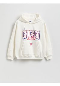 Reserved - Bluza Chicago Bulls NBA - złamana biel. Materiał: bawełna, dzianina