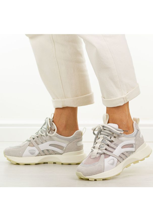 Białe skórzane sneakersy damskie Vinceza 66744. Okazja: na spacer, na co dzień. Nosek buta: okrągły. Zapięcie: sznurówki. Kolor: biały. Materiał: tkanina, zamsz, skóra. Szerokość cholewki: normalna. Sezon: wiosna, jesień, lato. Sport: turystyka piesza