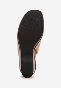 Born2be - Ciemnobeżowe Klapki Drewniaki z Imitacji Zamszu na Koturnie Zdobione Nitami Edraele. Okazja: na co dzień. Kolor: beżowy. Materiał: zamsz. Wzór: aplikacja. Obcas: na koturnie. Styl: boho, casual, klasyczny, elegancki #6