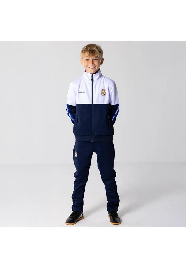 Dres piłkarski dziecięcy Real Madrid 24/25. Kolor: niebieski, biały, wielokolorowy. Materiał: dresówka. Styl: sportowy, młodzieżowy, elegancki