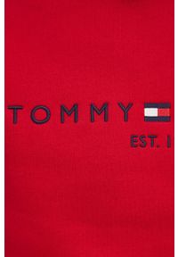 TOMMY HILFIGER - Tommy Hilfiger Bluza męska kolor czerwony z kapturem z aplikacją. Okazja: na co dzień. Typ kołnierza: kaptur. Kolor: czerwony. Materiał: bawełna. Wzór: aplikacja. Styl: casual #5