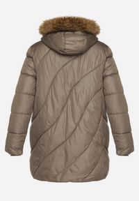 Born2be - Ciemnozielona Kurtka z Asymetrycznym Pikowaniem i Kapturem z Futerkiem Ruvita. Okazja: na co dzień. Typ kołnierza: golf. Kolekcja: plus size. Kolor: zielony. Materiał: futro. Styl: casual #3