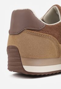 Renee - Ciemnobeżowe Sneakersy Basic z Imitacji Zamszu Ozdobione Przeszyciami Nethe. Okazja: na co dzień. Zapięcie: sznurówki. Kolor: beżowy. Materiał: zamsz. Wzór: aplikacja #2