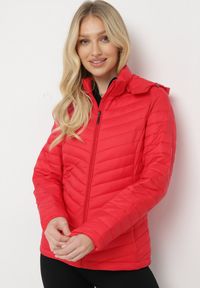 Born2be - Czerwona Pikowana Kurtka z Odpinanym Kapturem Ebinia. Kolor: czerwony #2