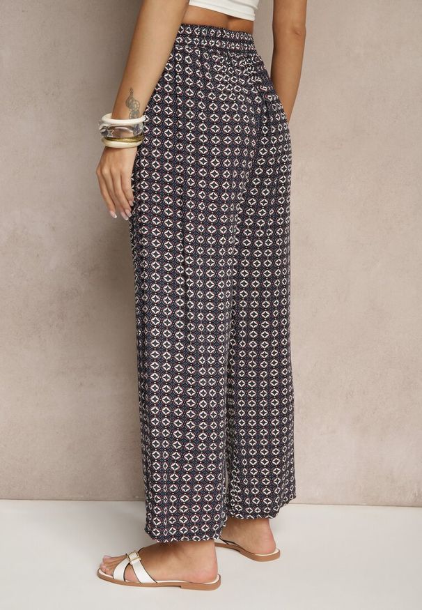 Renee - Granatowe Spodnie o Szerokim Kroju High Waist z Geometrycznym Wzorem Farisia. Stan: podwyższony. Kolor: niebieski. Materiał: bawełna. Wzór: geometria. Styl: elegancki