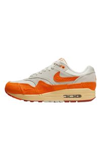Buty do chodzenia damskie Nike Air Max 1. Zapięcie: sznurówki. Kolor: biały, wielokolorowy, pomarańczowy, szary. Materiał: guma, skóra, syntetyk, materiał, tkanina, zamsz. Szerokość cholewki: normalna. Model: Nike Air Max. Sport: turystyka piesza