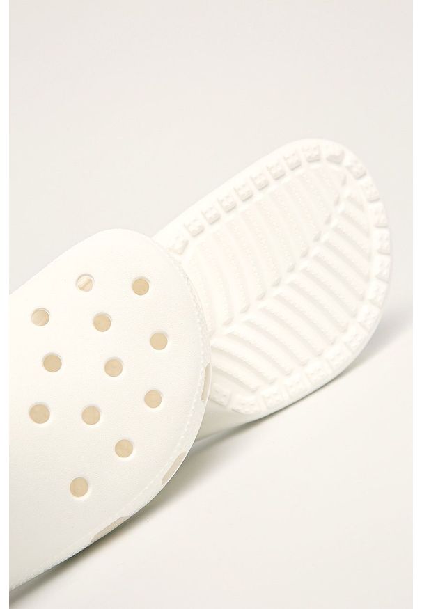 Crocs - Klapki. Kolor: biały. Materiał: materiał, guma. Wzór: gładki