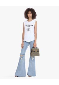 Balmain - BALMAIN - Biały t-shirt z logo. Kolor: biały. Materiał: jeans. Długość rękawa: na ramiączkach. Wzór: aplikacja, nadruk #4