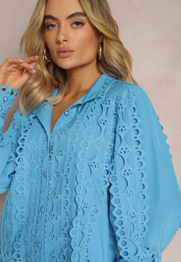 Renee - Niebieska Ażurowa Koszula z Elegancką Stójką Manuella. Typ kołnierza: kołnierzyk stójkowy. Kolor: niebieski. Długość: długie. Wzór: ażurowy. Styl: elegancki