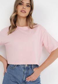 Born2be - Jasnoróżowy T-shirt Rheniala. Okazja: na co dzień. Kolor: różowy. Materiał: bawełna, materiał. Długość rękawa: krótki rękaw. Długość: krótkie. Wzór: gładki. Sezon: lato. Styl: casual #4