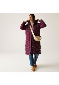 Regatta - Płaszcz damski zimowy ocieplany Embrie. Kolor: fioletowy. Materiał: tkanina, syntetyk, puch. Długość: długie. Sezon: zima. Sport: turystyka piesza #1