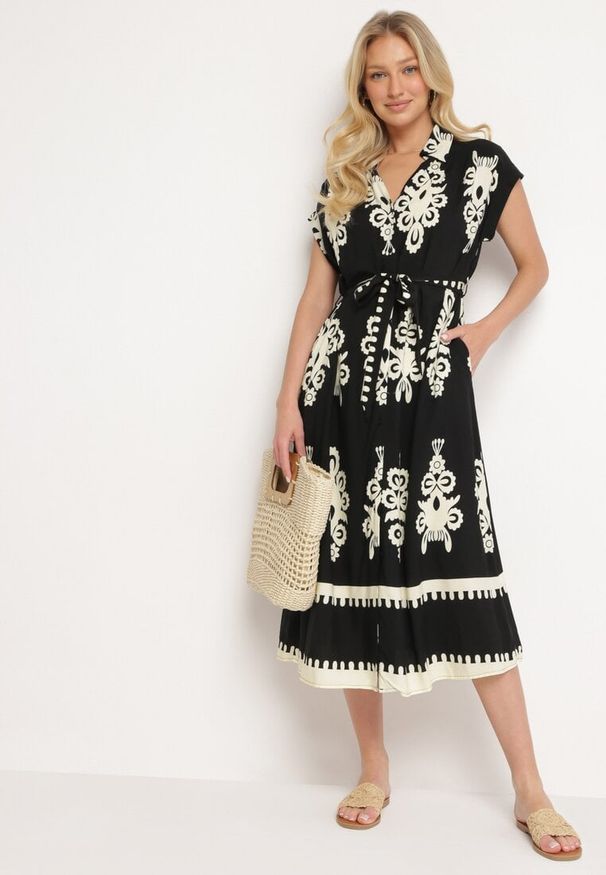 Born2be - Czarna Rozkloszowana Sukienka w Stylu Boho Zapinana na Guziki z Materiałowym Paskiem Inferi. Typ kołnierza: dekolt w serek. Kolor: czarny. Materiał: materiał. Długość rękawa: krótki rękaw. Styl: boho