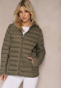 Renee - Ciemnozielona Kurtka Pikowana Jyva. Kolekcja: plus size. Kolor: zielony. Materiał: materiał, tkanina. Długość rękawa: długi rękaw. Długość: długie. Sezon: zima, jesień #5