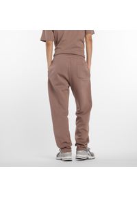 Spodnie męskie New Balance MP53508EAS – brązowe. Kolor: brązowy. Materiał: bawełna, dresówka, materiał, poliester. Wzór: aplikacja, napisy #6