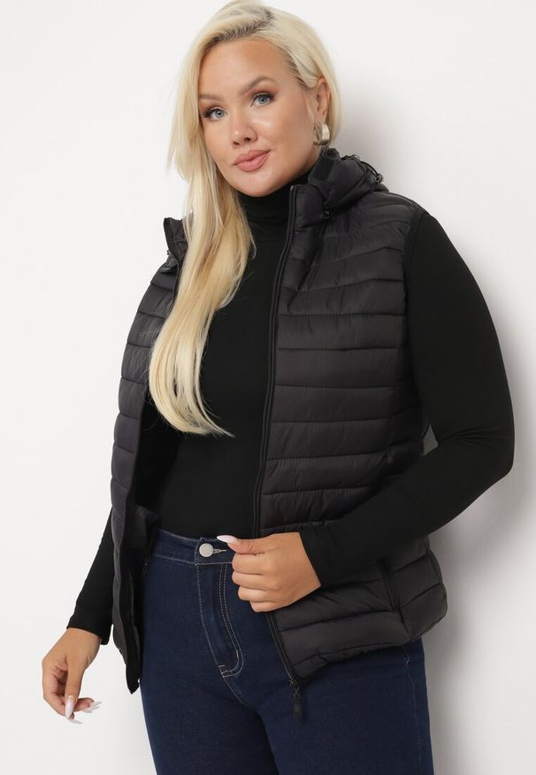 Born2be - Czarna Pikowana Kamizelka z Odpinanym Kapturem i Kieszeniami na Suwak Nairisse. Okazja: na co dzień. Kolor: czarny. Materiał: jeans. Styl: elegancki, casual