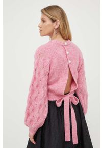 Custommade sweter wełniany Tilia damski kolor różowy. Okazja: na co dzień. Kolor: różowy. Materiał: wełna. Długość rękawa: raglanowy rękaw. Długość: krótkie. Styl: casual #1
