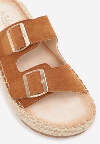 Born2be - Brązowe Klapki Ozdobione Plecionką z Juty na Podeszwie i Paskami ze Sprzączkami Caearis. Okazja: na co dzień. Kolor: brązowy. Materiał: len, jeans. Wzór: aplikacja. Sezon: lato. Styl: wakacyjny, casual, boho #5