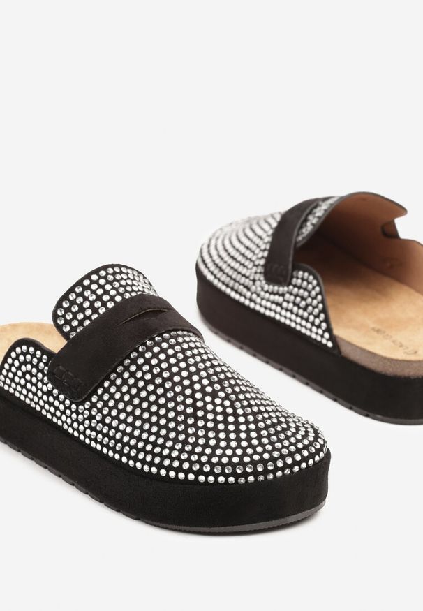 Renee - Czarne Ażurowe Klapki Ozdobione Paskiem Aludessa. Okazja: na co dzień. Kolor: czarny. Materiał: jeans. Wzór: aplikacja, ażurowy. Obcas: na płaskiej podeszwie. Styl: elegancki, casual