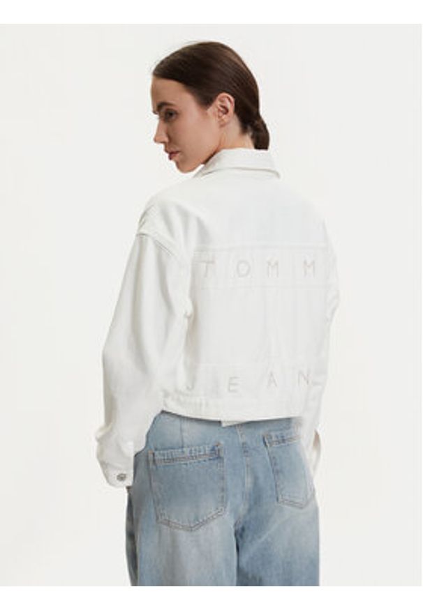 Tommy Jeans Kurtka jeansowa DW0DW21979 Biały Oversize. Kolor: biały. Materiał: bawełna