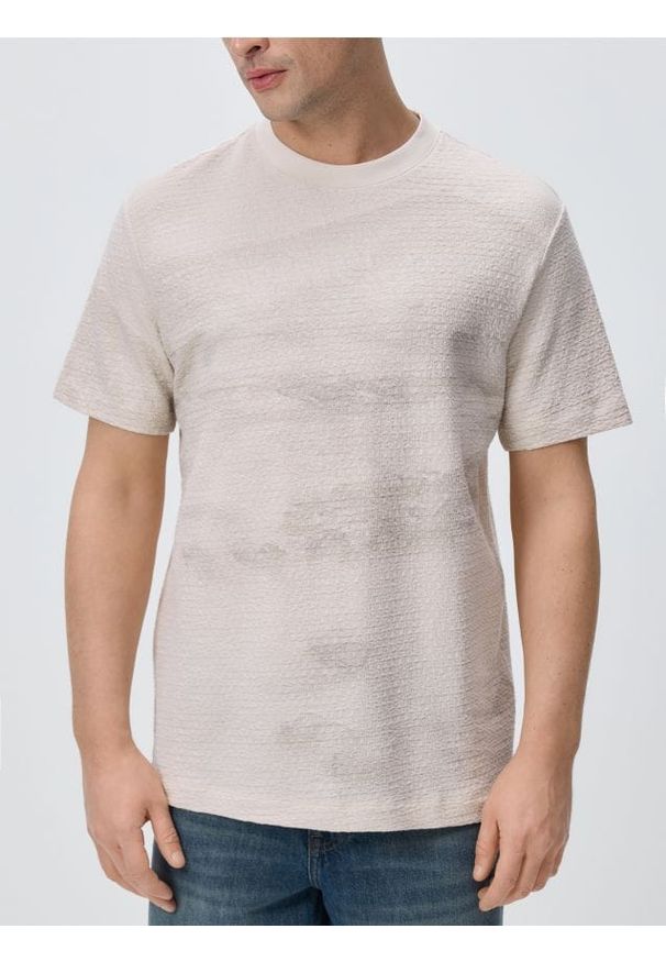 Reserved - Strukturalny t-shirt regular - warm olive. Materiał: dzianina, bawełna