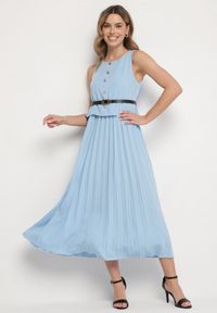 Born2be - Niebieska Sukienka Bez Rękawów z Plisami i Paskiem z Klamrą Iffale. Okazja: na spacer, na co dzień. Kolor: niebieski. Długość rękawa: bez rękawów. Styl: casual, klasyczny #1