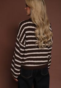 Renee - Ciemnobrązowy Oversizowy Sweter w Paski z Dzianiny z Wełną i Wiskozą Aventole. Okazja: na co dzień. Kolor: brązowy. Materiał: wełna, wiskoza, dzianina. Wzór: paski. Styl: klasyczny, casual, elegancki