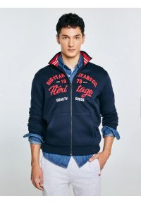 Big-Star - Bluza męska rozpinana z dużą aplikacją granatowa Shon 403. Okazja: na co dzień. Typ kołnierza: kołnierzyk stójkowy. Kolor: niebieski. Materiał: poliester, bawełna, dzianina. Wzór: aplikacja. Styl: casual #1