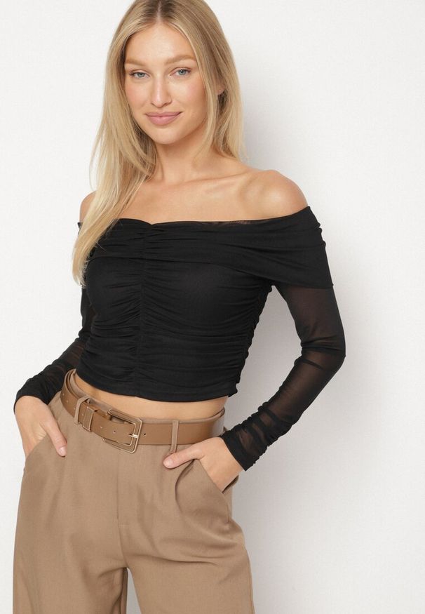 Born2be - Czarna Siateczkowa Bluzka VICES z Odkrytymi Ramionami Ozdobiona Marszczeniem Tuvita. Okazja: na co dzień. Kolor: czarny. Materiał: jeans. Wzór: aplikacja. Styl: casual