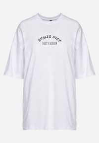 Born2be - Biały T-shirt Oversize z Bawełny z Dużym Nadrukiem Kestrella. Kolor: biały. Materiał: bawełna. Wzór: nadruk. Styl: elegancki