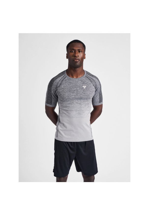 Jersey Hummel training seamless S/S. Kolor: szary, wielokolorowy, czarny. Materiał: jersey. Sport: fitness