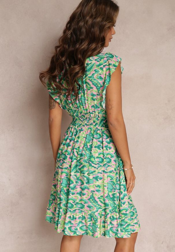 Renee - Jasnozielona Sukienka z Falbanką i Kopertowym Dekoltem Leanah. Kolor: zielony. Wzór: kwiaty, nadruk. Typ sukienki: kopertowe. Styl: wakacyjny