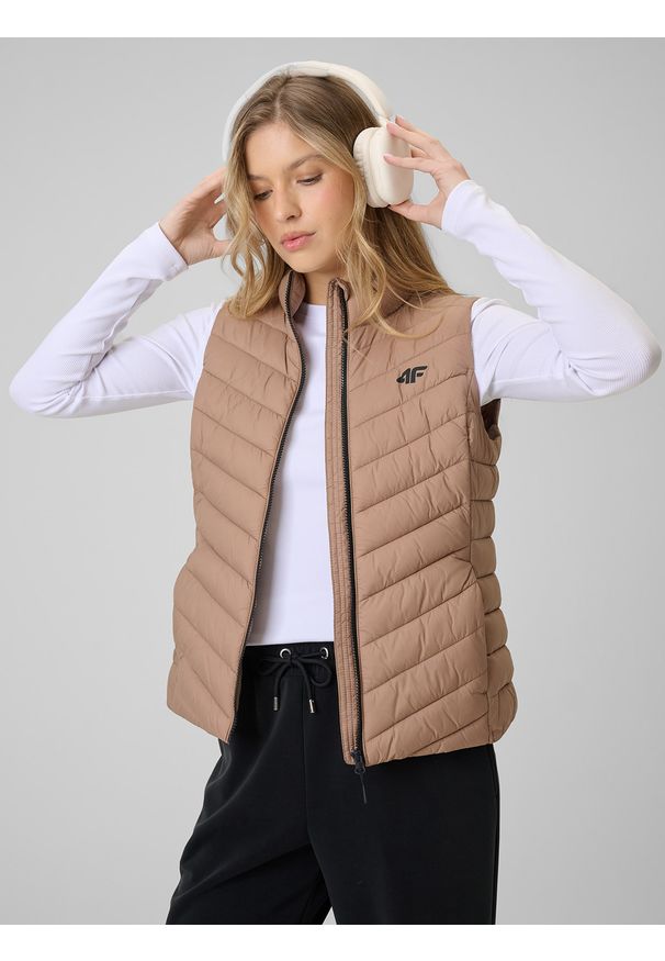 4f - 4F Bezrękawnik z wypełnieniem syntetycznym damski - beżowy M. Kolor: beżowy. Materiał: syntetyk. Długość rękawa: bez rękawów. Wzór: jodełka