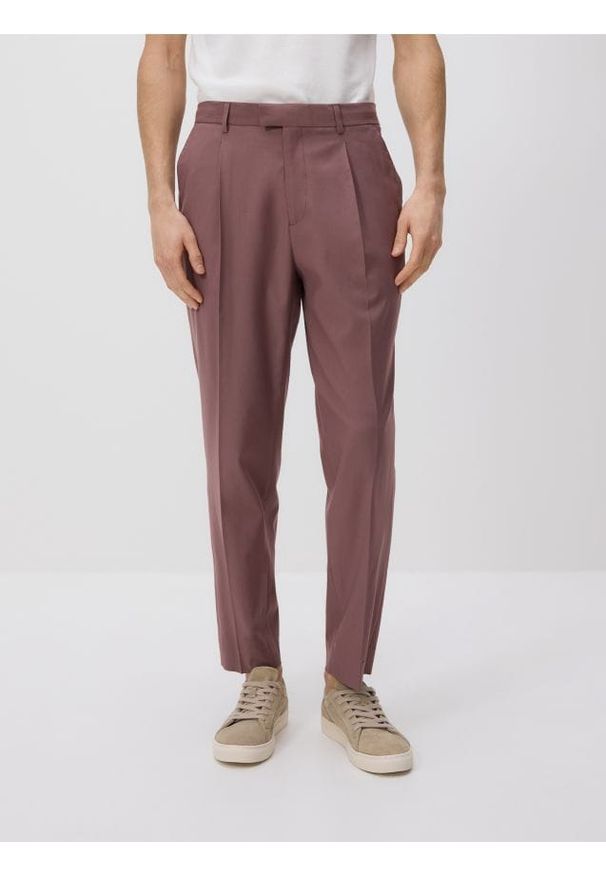Reserved - Spodnie chino carrot - jasnofioletowy. Kolor: fioletowy. Materiał: wiskoza, tkanina