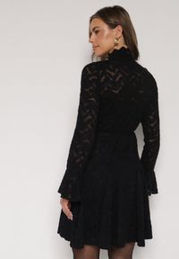 Born2be - Czarna Koronkowa Sukienka z Wiązaniem Półgolfem i Falbankami Alnefera. Okazja: na co dzień. Typ kołnierza: kołnierz z falbankami. Kolor: czarny. Materiał: koronka. Długość rękawa: na ramiączkach. Styl: klasyczny, casual #4