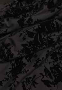 Renee - Czarna Wizytowa Sukienka VICES Off Shoulder z Kwiatowym Wzorem z Weluru Adrakharei. Okazja: na imprezę. Kolor: czarny. Materiał: welur. Wzór: kwiaty. Styl: wizytowy #2