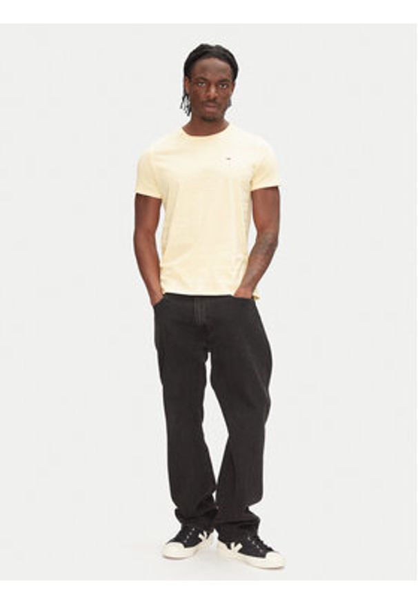 Tommy Jeans T-Shirt DM0DM04411 Żółty Slim Fit. Kolor: żółty. Materiał: bawełna
