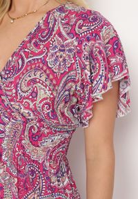 Born2be - Fuksjowa Wiskozowa Sukienka Rozkloszowana z Kopertowym Dekoltem i Gumką w Pasie Fasemia. Okazja: na randkę, na co dzień. Typ kołnierza: dekolt w serek. Kolor: różowy. Materiał: wiskoza. Wzór: paisley. Sezon: lato. Typ sukienki: kopertowe. Styl: casual #2