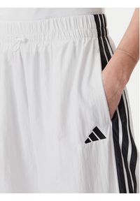 Adidas - adidas Spodnie dresowe Essentials 3-Stripes JE1307 Biały Loose Fit. Kolor: biały. Materiał: syntetyk #2