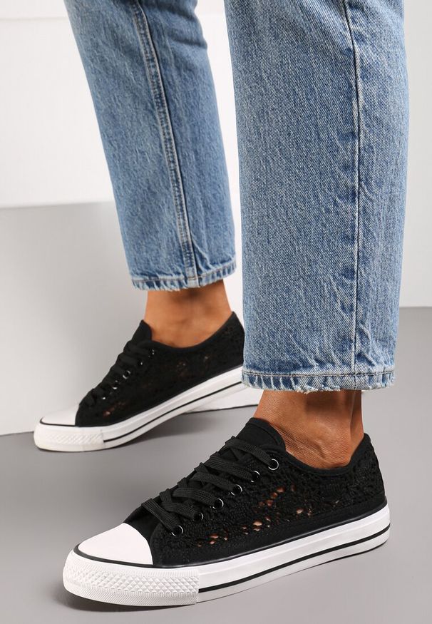 Renee - Czarne Trampki z Krótką Ażurową Cholewką Paerina. Okazja: na co dzień. Kolor: czarny. Materiał: materiał, len, jeans. Szerokość cholewki: normalna. Wzór: ażurowy. Sezon: lato. Obcas: na płaskiej podeszwie. Styl: elegancki, casual, boho