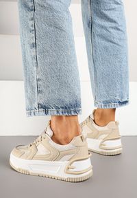 Renee - Beżowe Sneakersy z Brokatowymi Zdobieniami na Platformie Deovirae. Okazja: na co dzień. Zapięcie: sznurówki. Kolor: beżowy. Materiał: jeans. Wzór: aplikacja. Obcas: na platformie #6