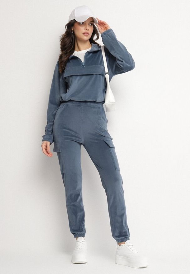 Born2be - Granatowy Welurowy Komplet Dresowy Bluza z Ozdobną Kieszenią i Luźne Spodnie z Kieszeniami Whisperia. Kolor: niebieski. Materiał: dresówka, welur