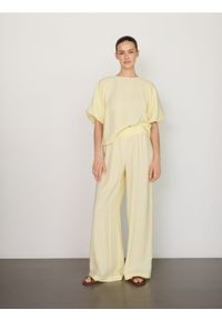 Reserved - Luźne spodnie z modalem - jasnożółty. Kolor: żółty. Materiał: tkanina