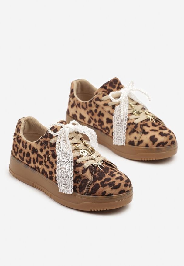 Born2be - Panterkowe Sneakersy na Grubej Podeszwie z Ozdobnymi Kokardkami Divelia. Okazja: na co dzień. Materiał: jeans. Wzór: aplikacja. Sezon: lato