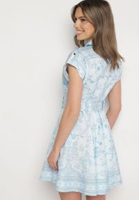 Born2be - Niebieska Wiskozowa Sukienka o Koszulowym Kroju z Paskiem z Klamrą Nitariela. Typ kołnierza: dekolt w kształcie V. Kolor: niebieski. Materiał: wiskoza. Długość rękawa: krótki rękaw. Wzór: kwiaty. Typ sukienki: koszulowe. Styl: elegancki #3